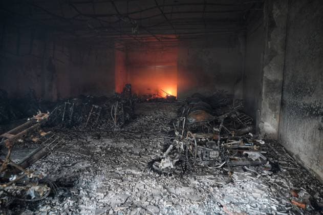 News Bilder des Tages BAHRAICH, INDIA - OCTOBER 14: People set fire to the Bike Showroom after a youth was killed in violence during a religious procession on October 14, 2024 in Bahraich, India. Violence continued unabated in Bahraich district of Uttar Pradesh on the second day on Monday following communal clashes during Durga idol immersion. A 22-year-old man was killed and around half a dozen people were injured in stone pelting and firing while 30 were detained. Violence continued unabated in Bahraich district of Uttar Pradesh on the second day on Monday following communal clashes during Durga idol immersion. A 22-year-old man was killed and around half a dozen people were injured in stone pelting and firing while 30 were detained. (Photo by Deepak Gupta Hin