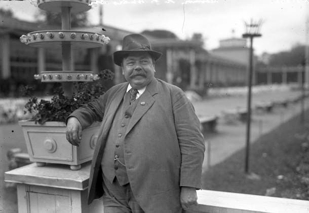 Göteborg 1928-09-10 - Chefen pa Liseberg Herman Lindholm staende vid dammen *** Local Caption *** GT Lada: Krep 2010-03 KAMERAREPORTAGE x2524x *** Gothenburg 1928 09 10 The boss at Liseberg Herman Lindholm standing by the pond Local Caption GT Lada Krep 2010 03 KAMERAREPORTAGE x2524x  Copyright: xKamerareportage TTx