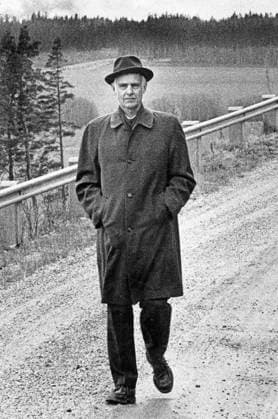1971 04 26 Convicted spy Colonel Stig Wennerström walking on a dirt road in Sweden April 26, 1971 Photo Jan Düsing EXP TT Code 12 AFTONBLADET AND BAROMETER OUT Sweden x12x  Copyright: xJanxDüsing EXP TTx STIG WENNERSTRÖM
