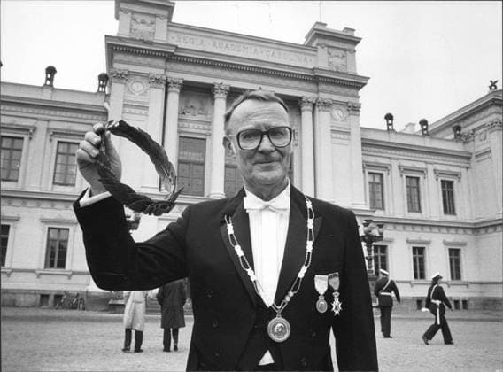 Ingvar Kamprad, direktör Sverige grundare av möbelkedjan Ikea, blev hedersdoktor i företagsekonomi. Här utanför universitetet med sin hedersbetygelse. 1983-05-27 (c) JOHANSSON ROONY Aftonbladet IBL Bildbyra * * * EXPRESSEN OUT * * * AFTONBLADET 5600 Lund Sverige x2512x *** Ingvar Kamprad, director Sweden founder of the furniture chain Ikea, became an honorary doctor of business administration Here outside the university with his honorary degree 1983 05 27 c JOHANSSON ROONY Aftonbladet IBL Bildbyra EXPRESSEN OUT AFTONBLADET 5600 Lund Sweden x2512x  Copyright: xAftonbladet TTx Ingvar Kamprad