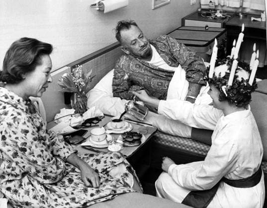 STOCKHOLM 1962-12-11 Litteraturpristagaren, den amerikanske författaren John Steinbeck uppvaktas av lucian Vips Ringi efter Nobelprisutdelningen. Stockholm Sverige x10x *** STOCKHOLM 1962 12 11 The winner of the Nobel Prize in Literature, the American author John Steinbeck, is courted by the lucian Vips Ringi after the Nobel Prize ceremony Stockholm Sweden x10x  Copyright: xJanxDelden Expressen TTx NOBEL 1962 LUCIAUPPVAKTNING