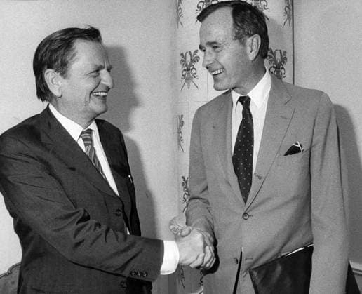 STOCKHOLM 1983-06-27 USA:s vicepresident George H.W. Bush träffar statsminister Olof Palme (S) under ett tvadagarsbesök i Sverige STOCKHOLM SVERIGE x23x *** STOCKHOLM 1983 06 27 US Vice President George H W Bush meets Prime Minister Olof Palme S during a two-day visit to Sweden STOCKHOLM SWEDEN x23x  Copyright: xFolkexHellberg DN TTx GEORGE H W BUSH OCH PALME