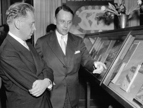 STOCKHOLM 1954 12 21 Dag Hammarskjöld and National Librarian Uno Willers at a stand at the UNESCO exhibition at KB Stockholm Sweden x12014x  Copyright: xSvD TTx UNESCOS UTSTÄLLNING PA KB