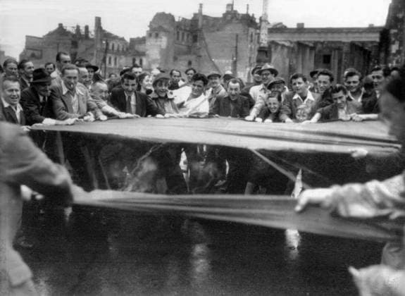 Orig. caption... RUSSIANS DECLARE MARTIAL LAW AS EAST BERLIN S RIOT. 17.6.53. PHOTO SHOWS. East Berliners tear up a Red Flag torn down from the Brandenburg Gate this afternoon. The Russians declared martial law after 100,000 Berliners had rioted, and paraded through the streets shouting We want to be free. Note The popular uprising in East Germany on June 17, 1953 started as a protest against a government decision to increase working hours. See also BAJ668, BAJ679 and BAJ681 Image series Photo report Riots Unrest Political opposition Tearing up State of emergency CD614 sites: EAST BERLIN; EAST GERMANY sp_sw x5600x *** Orig caption RUSSIANS DECLARE MARTIAL LAW AS EAST BERLIN S RIOT 17 6 53 PHOTO SHOWS East Berliners tear up a Red Flag torn  Copyright: xx Uprising in East Berlin