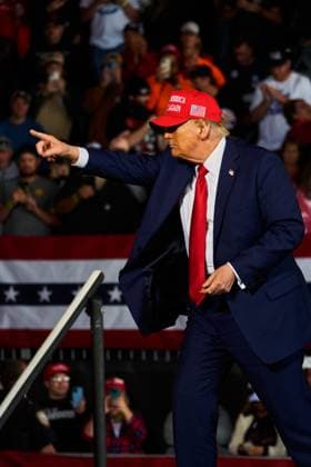 News Bilder des Tages October 14, 2024, Juneau, Wisconsin, USA: Former president DONALD TRUMP spoke for nearly two hours during a rally at the Dodge County Airport in Juneau, Wis. on Sunday, October 6. TRUMP said that if he loses the election, This country is finished. Juneau USA - ZUMAb262 20241014_znp_b262_002 Copyright: xJeffxM.xBrownx