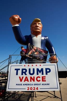 News Bilder des Tages October 14, 2024, Juneau, Wisconsin, USA: A rally goer poses with a an inflatable DONALD TRUMP outside a rally held by the former president at the Dodge County Airport in Juneau, Wis. on Sunday, October 6. TRUMP said that if he loses the election, This country is finished. Juneau USA - ZUMAb262 20241014_znp_b262_005 Copyright: xJeffxM.xBrownx