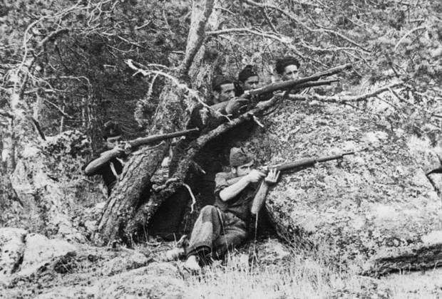 Orig. caption... LA GUERRE CIVILE AUTOUR DE MADRID. N.P.M. Un groupe de militia fait le coup de feu dans le secteur de Peguerinos; ils font partir des troupes comandÃ es par Fernando de Rosas, militant socialist. Note Government Troops Sight Rifle CD421 sites: SPAIN sp_sw x5600x *** Orig caption THE CIVIL WAR AROUND MADRID N P M A group of militia fired a shot in the Peguerinos area they drove off troops commanded by Fernando de Rosas, a socialist militant Note Government Troops Sight Rifle CD421 sites SPAIN sp sw x5600x  Copyright: xx RECONNAISSANCE MISSION