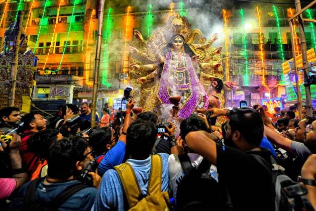 News Bilder des Tages Dashami Celebration in Kolkata, India - 14 Oct 2024 Photographers take photos of a clay statue of goddess Durga on the occasion of Durga Puja immersion. Durga Puja, an annual festival that marks victory of good over evil is celebrated by Hindus all over India & abroad. It is an occasion of great enthusiasm and festivity for the Hindus. On the last day, the day of Bhashan or Vijoya Dashami images and idols are immersed in water. Kolkata India Copyright: xAvishekxDasx xSOPAxImagesx Avddashami24c