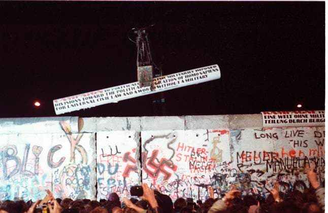 BERLIN 19891112 - Berlinmurens fall. Den allra första sektionen av muren avlägsnas. En ny gränsövergang öppnas vid Potsdamer Platz. Sektioner sagas, borras och lyfts bort till askadarnas stora förtjusning. BERLIN TYSKLAND x31120x *** BERLIN 19891112 The fall of the Berlin Wall The very first section of the wall is removed A new border crossing opens at Potsdamer Platz Sections are sawn, drilled and lifted away to the delight of the Cinderellas BERLIN GERMANY x31120x  Copyright: xMartinxCejiexHegardtx xTTx BERLINMURENS FALL