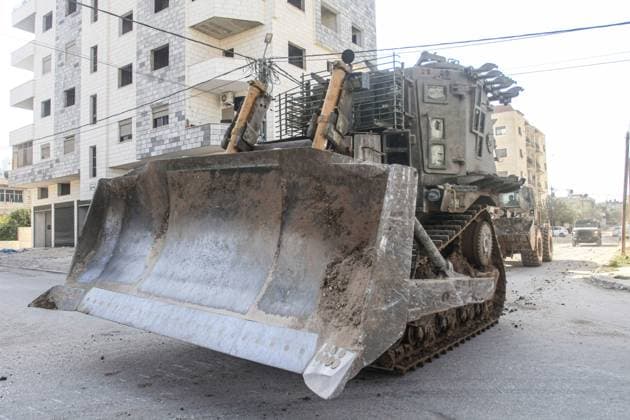 News Bilder des Tages Palestinian-Israeli conflict in Jenin, Palestine - 14 Oct 2024 Occupation bulldozers roam the streets of Jenin city in the northern West Bank during a military operation carried out by the occupation forces. The operation resulted in the destruction of infrastructure, sewage networks, the central market and shops, and resulted in the martyrdom of two Palestinians, one of whom was a gunman and the other a school student. Jenin Palestine Copyright: xNasserxIshtayehx xSOPAxImagesx NIshtayeh99