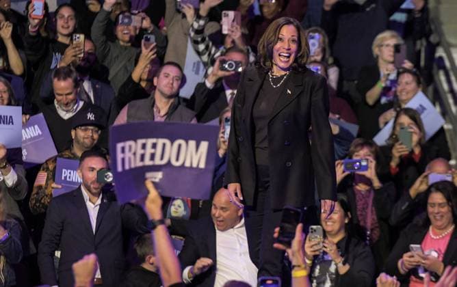 News Bilder des Tages October 14, 2024, Erie, Pennsylvania, US: Vice President, and democrat presidential candidate, KAMALA HARRIS cheers supporters during a rally in Erie, Pennsylvania Monday night. Polls show the Democratic nominee with a slight lead over Trump with less than three weeks to go before Election Day. Erie US - ZUMAl113 20241014_zap_l113_006 Copyright: xMiguelxJuarezxLugox