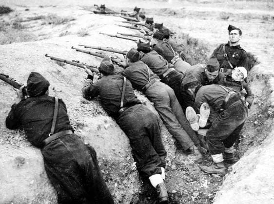 Orig. caption... FIRST PICTURES OF ADVANCE ON MADRID. A vivid picture taken in the Guadarrama, just north of Madrid, an important strategic position for the Nationalist troops who are advancing on the capital, showing a wounded man being taken from a trench during the advance. Note Spanish Civil War - armed conflict between right-wing and left-wing forces in Spain 1936-39. The war began with a revolt against the incumbent Popular Front government. The right-wing forces (rebels), the Falange, with its leader General Franco, were supported by Italy and Germany. The government was supported by the left and volunteers from abroad in the International Brigade. Wounded Trenches sites: SPAIN ;GUADARRAMA sp_sw x5600x *** Orig caption FIRST PICTUR  Copyright: xXxXxXx ARCHITECTURE TRENCHES IN SPAIN