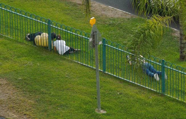 News Bilder des Tages (241014) -- PETAH TIKVA (ISRAEL), Oct. 14, 2024 -- People take cover as the siren goes off in Petah Tikva, Israel, on Oct. 14, 2024. Hezbollah said Monday that it clashed or has been clashing with Israeli forces in several border villages in southern Lebanon. It also claimed to have fired rockets at several military bases, barracks, and settlements in northern and central Israel, including Haifa, Netanya, and Karmiel, among others. ( via Xinhua) ISRAEL-PETAH TIKVA-SIREN JINI