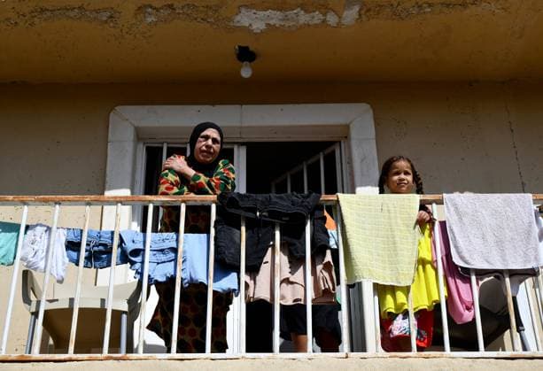 News Bilder des Tages (241014) -- DAMASCUS, Oct. 14, 2024 -- People fleeing from Lebanon are seen at the Harjalleh shelter center in the countryside of Damascus, Syria, on Oct. 14, 2024. The shelter center, hosting hundreds of displaced families, is managed by the Syrian government, providing essential services such as food, medical care, vaccinations for children, and access to education. (Photo by Xinhua) SYRIA-DAMASCUS-LEBANON-PEOPLE-FLEEING-SHELTER CENTER AmmarxSafarjalani