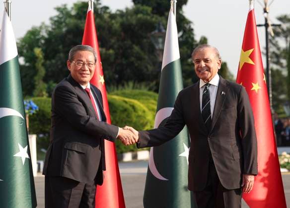 News Bilder des Tages (241014) -- ISLAMABAD, Oct. 14, 2024 -- Chinese Premier Li Qiang holds talks with Pakistani Prime Minister Shehbaz Sharif at the Prime Minister s Office in Islamabad, Pakistan, Oct. 14, 2024. ) PAKISTAN-ISLAMABAD-CHINA-LI QIANG-PM-TALKS DingxHaitao 