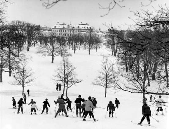 STOCKHOLM 1953 02 15 Schoolchildren skiing down the hill with Drottningholm Palace in front of them Stockholm Sweden x192x  Copyright: xDagensxNyheter TTx SPORTLOV 1953