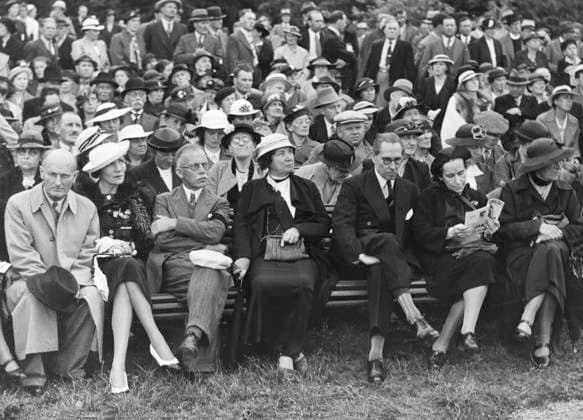 ARCHIVE STOCKHOLM 19370801. Speaker during the peace days at Skansen as an audience. Seen here from the left is engineer Olav Berg, Denmark, principal O. F. Olden, Norway, writer Selmo Antilla, Finland, member of parliament Philip Noel-Baker, England, Spanish minister Isabel Palencia and politician Kerstin Hesselgren. Stockholm Sweden sp_sw x5600x *** ARCHIVE STOCKHOLM 19370801 Speaker during the peace days at Skansen as an audience Seen here from the left is engineer Olav Berg, Denmark, principal O F Olden, Norway, writer Selmo Antilla, Finland, member of parliament Philip Noel Baker, England, Spanish minister Isabel Palencia and politician Kerstin Hesselgren Stockholm Sweden sp sw x5600x  Copyright: xSVTx DAYS OF PEACE