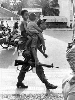 Phnom Penh 1975 05 06 A Lon Nol soldier flees with two children on his back Phnom Penh Cambodia x53x  Copyright: xSven-ErikxSjöberg DN TTx KAMBODJA 1975