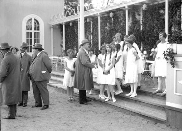 Göteborg 1927 Liseberg - Danska flickor pa besök. Till vänster lisebergschefen Herman Lindholm *** Local Caption *** Krep Lada 2013-04 KAMERAREPORTAGE x2524x *** Gothenburg 1927 Liseberg Danish girls visiting To the left the Liseberg manager Herman Lindholm Local Caption Krep Lada 2013 04 KAMERAREPORTAGE x2524x  Copyright: xKamerareportage TTx