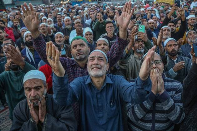 News Bilder des Tages Kashmiri Muslims Pray At Shrine Of Sheikh Syed Abdul Qadir Jeelani In Srinagar Kashmiri Muslims raise their arms in prayer upon seeing a relic of Sheikh Abdul Qadir Jeelani, a Sufi saint, on his death anniversary outside his shrine in Srinagar, Jammu and Kashmir, on October 15, 2024. SRINAGAR JAMMU AND KASHMIR India  Copyright: xFirdousxNazirx originalFilename: nazir-kashmiri241015_npyZv.jpg