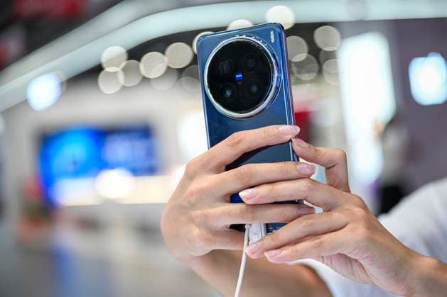 DONGGUAN, CHINA - OCTOBER 15: A citizen experiences Vivo X200 series smartphone at a store on October 15, 2024 in Dongguan, Guangdong Province of China. Vivo launched Vivo X200 series smartphones on October 14.  Copyright: xVCGx 111523924635