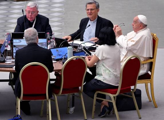 October 15, 2024, Vatican City: Pope Francis (R) attends a session of the 16th Ordinary General Assembly of the Synod of Bishops, at the Paul VI Hall, in Vatican City, 15 October 2024. ANSA ETTORE FERRARI Vatican City  - ZUMAa110 20241015_zaf_a110_004 Copyright: xEttorexFerrarix