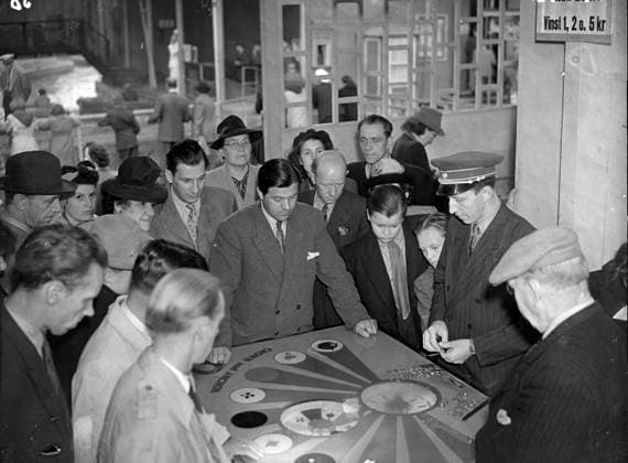 Göteborg 1946-07-06 - Spelhallen pa Liseberg *** Local Caption *** GT Lada: Krep-Liseberg-2 KAMERAREPORTAGE x2524x *** Göteborg 1946 07 06 Spelhallen pa Liseberg Local Caption GT Lada Krep Liseberg 2 KAMERAREPORTAGE x2524x  Copyright: xKamerareportage TTx