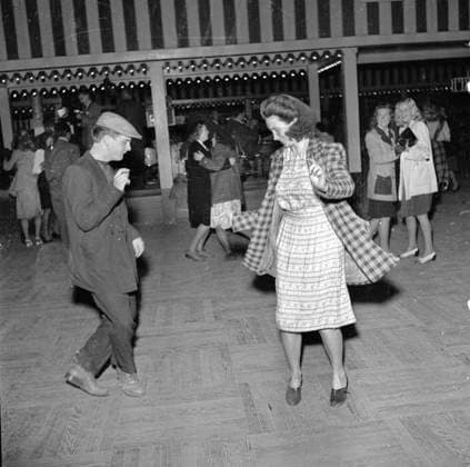 Göteborg - Liseberg augusti 1944 Jitterbugg pa Jazzen *** Local Caption *** KAMERAREPORTAGE x2524x *** Gothenburg Liseberg August 1944 Jitterbug on the Jazz Local Caption CAMERA REPORT x2524x  Copyright: xKamerareportage TTx 1592 - augusti 1944