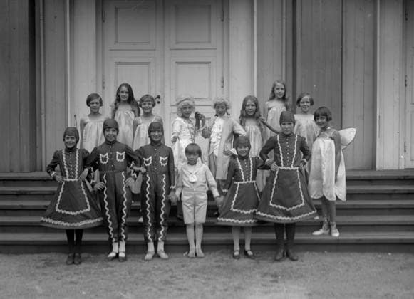 Göteborg 1928-09-06 - Barnens dag - barn klär ut sig och poserar utanför Cabarethallen pa Liseberg *** Local Caption *** Krep 2010-02 Obs - det finns tva lador med samma beteckning! KAMERAREPORTAGE x2524x *** Gothenburg 1928 09 06 Childrens Day children dress up and pose outside the Cabaret Hall at Liseberg Local Caption Krep 2010 02 Note there are two barns with the same designation CAMERA REPORT x2524x  Copyright: xKamerareportage TTx