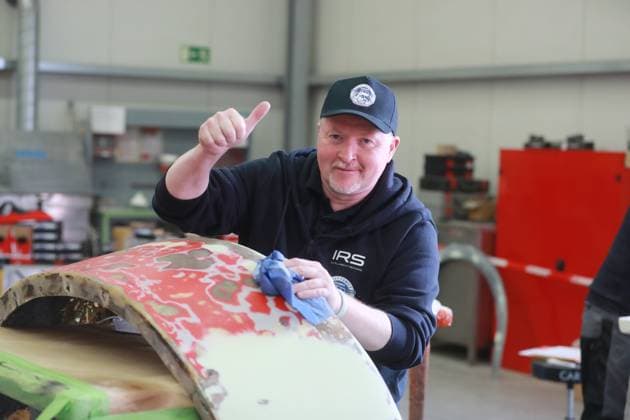 48h Speedpainting Challenge, the Kelly convertible bus was completely reworked and repainted in 48 hours, Joey Kelly was on site and actively carried out the work under the guidance of the respective experts, Joey Kelly works on a mudguard, 12 14 10 2024, photo