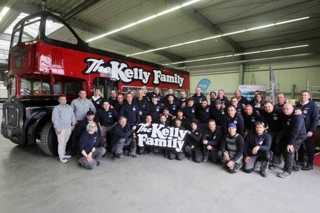 48h Speedpainting Challenge, the Kelly convertible bus was completely overhauled and repainted in 48 hours, Joey Kelly was on site and actively carried out the work under the guidance of the respective experts, the finished painted bus with all participants, 12 14 10 2024, picture