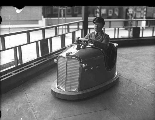 Göteborg 1937-04-27 - Liseberg - nyhet för aret, troligen - en anställd visar upp en radiobil - *** Local Caption *** GT Lada 1937-april-02 KAMERAREPORTAGE x2524x *** Gothenburg 1937 04 27 Liseberg news for the year, probably an employee showing a radio car Local Caption GT Lada 1937 April 02 CAMERAREPORTAGE x2524x  Copyright: xKamerareportage TTx
