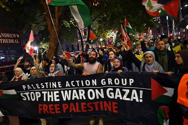 News Bilder des Tages AL-AQSA HOSPITAL FIRE RALLY SYDNEY, People participate in rally following an Israeli air strike on a hospital courtyard in the Gaza Strip, at Sydney Town Hall in Sydney, Tuesday, October 15, 2024. An Israeli airstrike on a hospital courtyard in the Gaza Strip early Monday killed at least four people and triggered a fire that swept through a tent camp for people displaced by the war, leaving more than two dozen with severe burns, according to Palestinian medics. ( NO ARCHIVING, EDITORIAL USE ONLY, NO USE IN BOOKS WITHOUT CONSENT Sydney New South Wales Australia  Copyright: xSTEVENxSAPHOREx 20241015134410981296