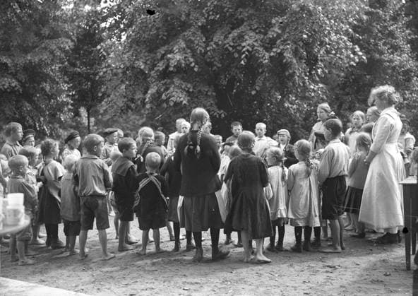 GÖTEBORG 1915-07-10. Utdelning av mjölk till barn i Slottsskogen - bordsbön. *** Local Caption *** 1915 - 2052 GÖTEBORG SVERIGE x2524x *** GÖTEBORG 1915 07 10 Distribution of milk to children in Slottsskogen table prayer Local Caption 1915 2052 GÖTEBORG SWEDEN x2524x  Copyright: xKamerareportage TTx UTDELNING AV MJÖLK
