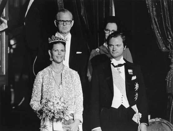 STOCKHOLM 1976-06-18 Fröken Silvia Sommerlath (drottning Silvia) och kung Carl Gustaf vid kvällens soarÃ pa Kungliga Operan i Stockholm dagen före deras bröllop. I bakgrunden syns Silvias föräldrar Walter och Alice Sommerlath. Stockholm Sweden x24x *** STOCKHOLM 1976 06 18 Miss Silvia Sommerlath Queen Silvia and King Carl Gustaf at the evening soiree at the Royal Opera House in Stockholm the day before their wedding In the background are Silvias parents Walter and Alice Sommerlath Stockholm Sweden x24x  Copyright: xKennethxJonasson xXPx xTTx INFÖR KUNGABRÖLLOP