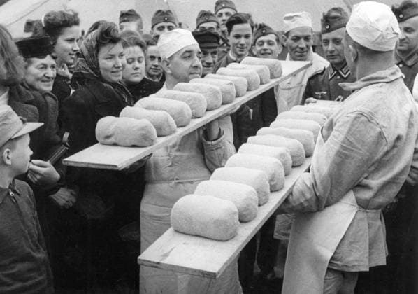 GERMANY BERLIN 1943-04-04. DIE WEHRMACHT SAMMELT FÜR DAS KRIEGSWINTERHILFSWERK. Am Sonntag stand Berlin im Zeichen der Wehrmacht. Soldaten aller Truppenteile hatten sich in den Dienst des Kriegswinterhilfswerkes gestalt. U.B.z. Eine Bäckerei-Kompanie veranstaltete ein grosses Schaubacken. Geformte Kommissbrote werden in das Gärzelt getragen. Berlin Germany sp_sw x5600x *** GERMANY BERLIN 1943 04 04 DIE WEHRMACHT SAMMELT FÜR DIE KRIEGSWINTERHILFSWERK On Sunday, Berlin was under the sign of the Wehrmacht Soldiers from all branches of the armed forces had volunteered for the War Winter Relief Organization U B z A bakery company organized a large show baking Shaped commissary bread is carried into the fermentation tent Berlin Germany sp  Copyright: xSVTx BREAD FOR THE SOLDIERS