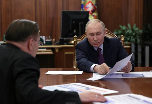 News Bilder des Tages Russia Putin 8785679 15.10.2024 Russian President Vladimir Putin meets with Rosatom State Atomic Energy Corporation Director General Alexey Likhachev at the Kremlin in Moscow, Russia. Mikhail Metzel POOL Moscow Russia  Copyright: xMikhailxMetzelx