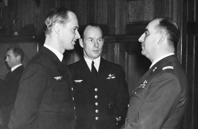 1941 11 Orig caption RECEPTION AT THE ITALIAN MINISTER On the occasion of the new Italian aviation attachÃ Teucci s assumption of his post, the Italian minister held a reception for a number of guests on Saturday In the picture, Captain Wennerström and Major Bjuggren are seen in conversation  Copyright: xx RECEPTION AT THE ITALIAN MINISTER