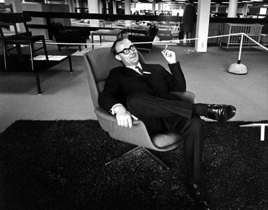 STOCKHOLM JUNI 1965 IKEA:s direktör Ingvar Kamprad sitter i en fatölj och röker inför invigningen av det nya varuhuset i Kungens kurva i Skärholmen söder om Stockholm. Stockholm Sverige x14x *** STOCKHOLM JUNE 1965 IKEAs director Ingvar Kamprad sits in a barrel chair and smokes before the opening of the new store in Kungens kurva in Skärholmen south of Stockholm Stockholm Sweden x14x  Copyright: xJacobxForsellx xTTx x INGVAR KAMPRAD