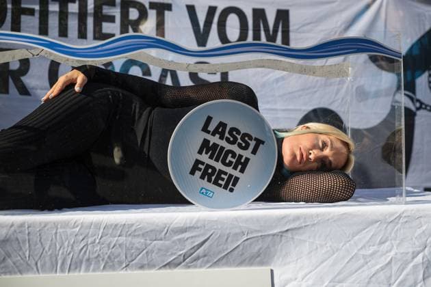 Sängerin Sarah Connor, Sarah Connor legt sich in ein Mini-Aquarium und protestiert mit Peta-Aktivisten vor Tui-Reisebüro für die Freilassung von Orca-Walen, 15.10.2024, Tui Reisebüro, Berlin, Deutschland kreativmedia-connor-peta-4
