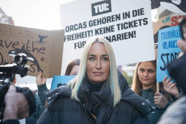 Entertainment Bilder des Tages Sängerin Sarah Connor, Sarah Connor legt sich in ein Mini-Aquarium und protestiert mit Peta-Aktivisten vor Tui-Reisebüro für die Freilassung von Orca-Walen, 15.10.2024, Tui Reisebüro, Berlin, Deutschland kreativmedia-connor-peta-7
