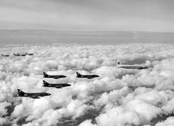 1961 09 28 The aircraft carrying Secretary General Dag Hammarskjöld s dust is escorted over Sweden by units from the air force Here the DC 7 with escorting J 34 Hawker Hunters is seen closest Sweden sp sw x5600x  Copyright: xSVTx HAMMARSKÃLD S HOMECOMING DAY