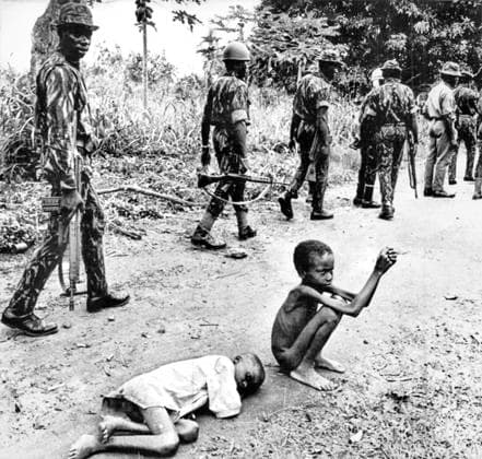Biafrakriget 1968 - Nigerianska soldater passerar en apartisk svältande pojke under striderna i Biafra 13 okt 1968 -(c) JSC Sydsvenskan IBL Nigeria Biafra krig, Biafrakriget x2503x *** Biafran War 1968 Nigerian soldiers pass an apartic starving boy during the fighting in Biafra Oct 13, 1968 c JSC Sydsvenskan IBL Nigeria Biafran War, Biafran War x2503x  Copyright: xJSCx xSydsvenskanx xIBLxBildbyrax