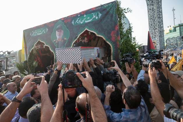 Funeral For General Abbas Nilforoushan In Tehran Iranian mourners carry a coffin containing the body of a commander of the Islamic Revolutionary Guard Corps (IRGC) Quds Force, Abbas Nilforoushan, who is killed in an Israeli airstrike against Lebanon s Hezbollah headquarters in a suburb of Beirut, during a funeral in Tehran, Iran, on October 15, 2024. Tehran Tehran Iran  Copyright: xMortezaxNikoubazlx originalFilename: nikoubazl-funeralf241015_np4pp.jpg