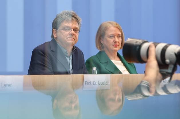 News Bilder des Tages Presentation of the Shell Youth Study 2024 In Berlin, Germany Mathias Albert, head of the study, and Family Minister Lisa Paus present the Shell Youth Study 2024 at the Federal Press Conference in Berlin, Germany, on October 15, 2020.  Copyright: xChristianxMarquardtx originalFilename: marquardt-presenta241015_npwxM.jpg