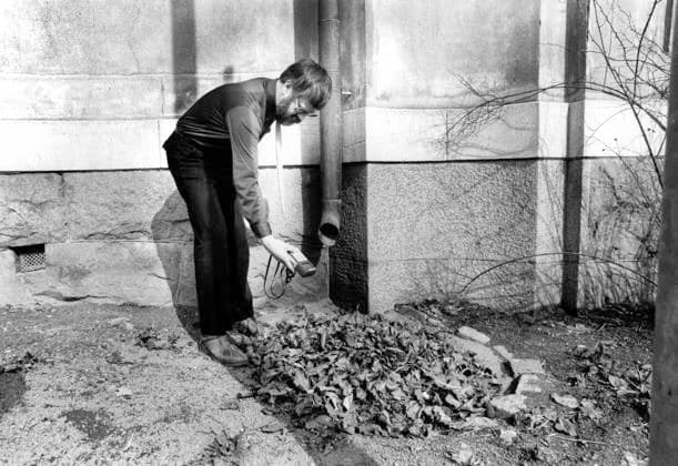 ARCHIVE 1986 04 28 A man with a Geiger counter checks the radioactive levels of caesium at a gutter somewhere in Sweden after the meltdown at the Chernobyl nuclear power plant in Ukraine, Soviet Union, April 26, 1986, where rain clouds of radioactive dust from the disaster area fell over parts of Sweden and cont  Copyright: xDanxHansson SvD TTx TJERNOBYLOLYCKAN 1986