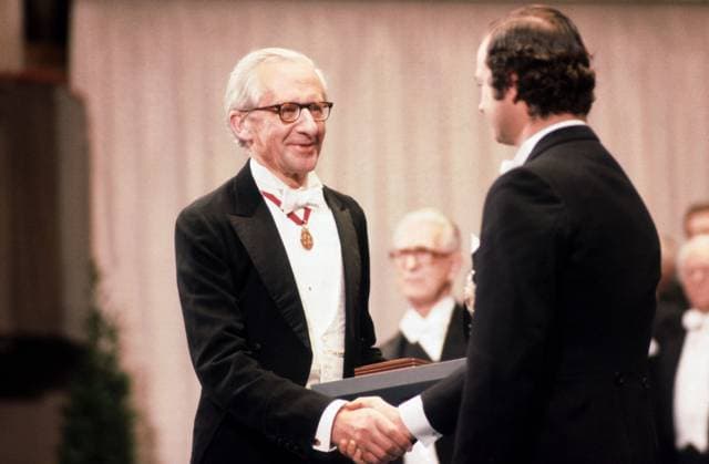 STOCKHOLM 1977-12-10. Nobel Prize ceremony in the Konserthuset in Stockholm. James Meade receives award from King Carl XVI Gustaf. Nobel Prize in Economics 1977 together with Bertil Ohlin. Stockholm Sweden x5600x *** STOCKHOLM 1977 12 10 Nobel Prize ceremony in the Konserthuset in Stockholm James Meade receives award from King Carl XVI Gustaf Nobel Prize in Economics 1977 together with Bertil Ohlin Stockholm Sweden x5600x  Copyright: xSVTx JAMES MEADE NOBEL PRIZE 1977