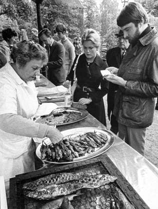 STOCKHOLM 1970-09-13. Rökt sik och strömming var populära avsmakningsobjekt pa Skansen. Gammal mat blir som ny. Det här var ju gott, jag tror jag gar en runda till , utbrast Gertrud Cederblad och hoppade in i surströmmingskön igen. Gertrud var en av manga stockholmare som aldrig hade ätit surströmming förut, men som fick den första bekantskapen med den norrländska läckerheten pa Skansen i gar. Det var nämligen stor matavsmakningsdag och just surströmming drog at sig de flesta. Stockholm Sverige x33x *** STOCKHOLM 1970 09 13 Smoked whitefish and herring were popular tasting items at Skansen Old food becomes like new This was good, I think Ill go another round, exclaimed Gertrud Cederblad and jumped into the surströmmi  Copyright: xSörenxJohansson DN TTx SKANSEN 1970