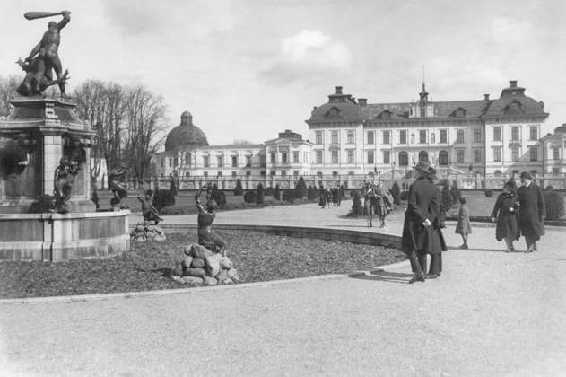 ARCHIVE STOCKHOLM around 1920 Some people stroll in the castle park at Drottningholm s royal palace Stockholm Sweden sp sw x5600x  Copyright: xSVTx DROTTNINGHOLM CASTLE