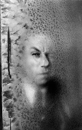 Orig. caption... Ein Auge riskiert er bei den diecken Eisblumen am Fenster, denn sonst bliebe ihm bei dieser sibirischen Kälte der Blick zum Himmel verschlossen. Note Ice flowers Horror sites: GERMANY sp_sw x5600x *** Orig caption He risks an eye at the dry ice flowers at the window, otherwise he would not be able to see the sky in this Siberian cold Note Ice flowers Horror sites GERMANY sp sw x5600x  Copyright: xXxXxXx ICE ON THE WINDOW